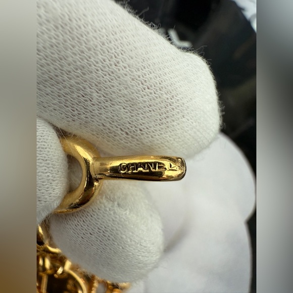 LOT 2306 24k gold plated Rihanna CHANEL 1980S VINTAGE LARGE PENDANT NECKLACE - Picture 4 of 10